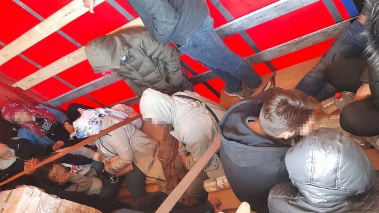СПРЕЧЕНО КРИЈУМЧАРЕЊЕ: Откривено 30 миграната код Шамца