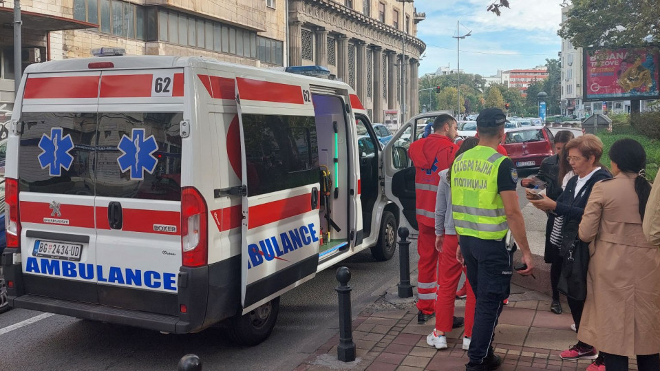 PRETRČAVALA NA CRVENO: Auto udario devojku na pešačkom