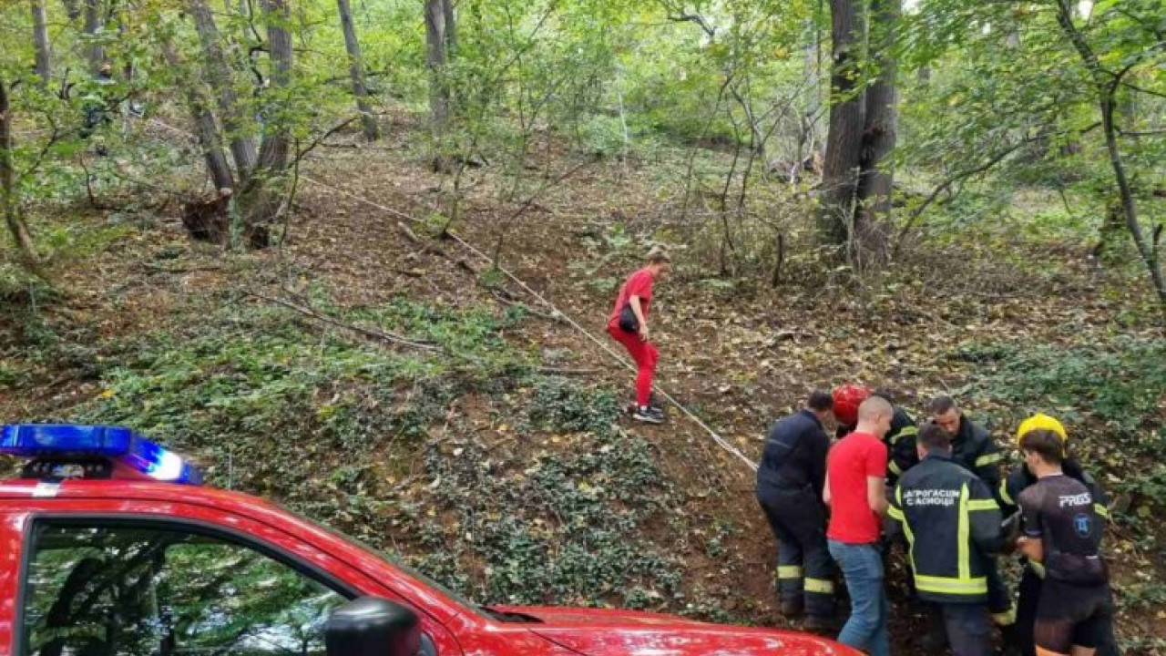 NESREĆA NA KOŠUTNJAKU: Pao u provalio i povredio kičmu i vrat