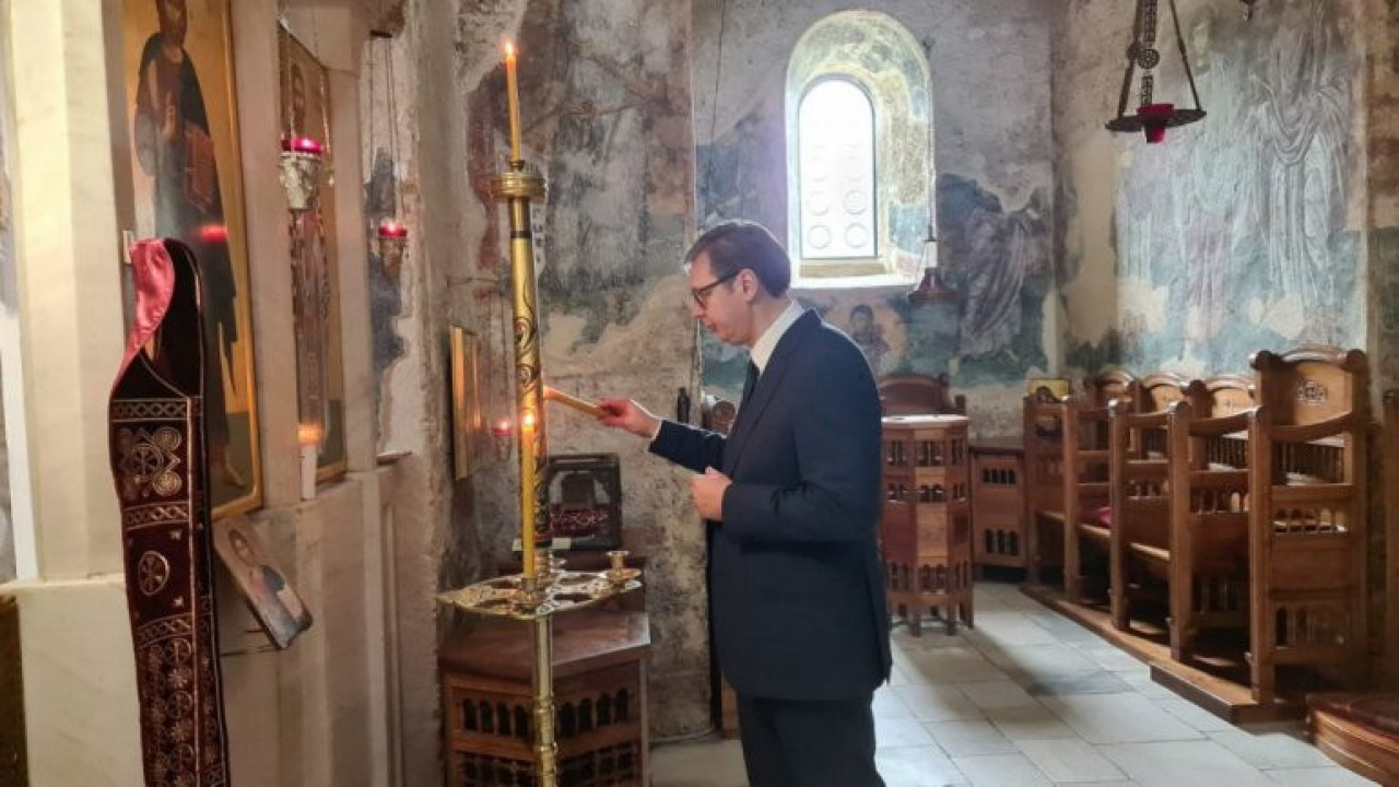 VUČIĆ POSETIO SOPOĆANE: Država pomogla rekonstrukciju (FOTO)