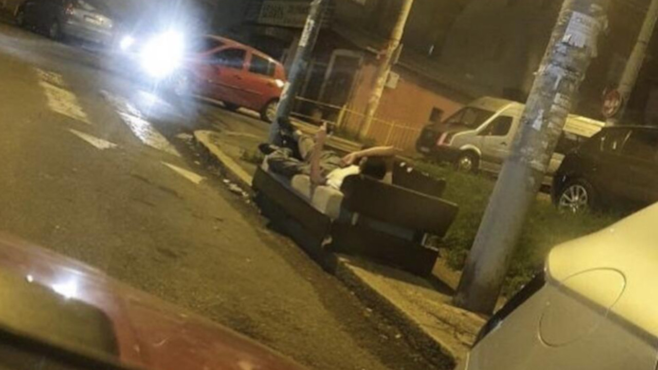 HIT NA MREŽAMA: Muškarac na kauču na ulici spava