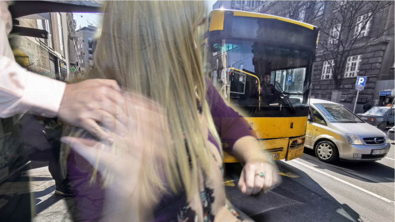 DOBILA JEZIVE PORUKE: "Uzbuđuje me da 'vatam devojke u busu"