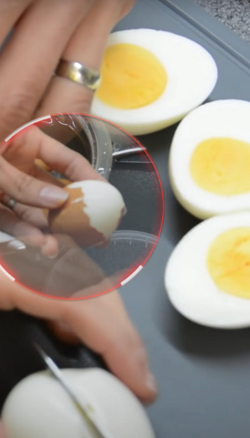 КАО ОД ШАЛЕ: Трик за лако љуштење куваних јаја