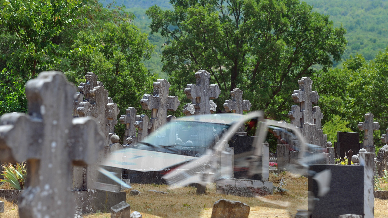 НЕОБИЧАН УДЕС: Аутом улетео на сеоско гробље на брду (ФОТО)