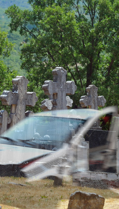 ZAKUCAO SE U OGRADU GROBLJA Poginuo vozač u Mladenovcu (FOTO)