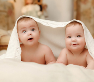 ЈЕДНА ДЕВОЈЧИЦА И ДВА ДЕЧАКА Прве бебе рођене у 2023. у БГ-у