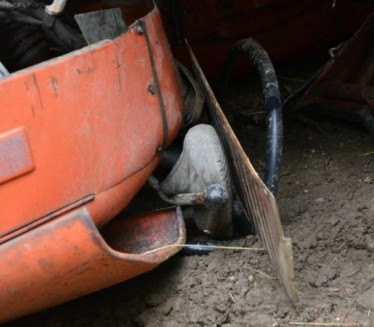 NA NJIVI: Rupa se OTVORILA i PROGUTALA traktor (FOTO)