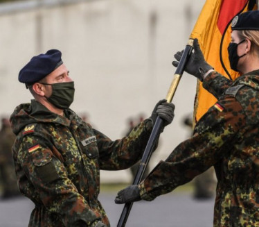 SPREČEN TERORIZAM Mačetom hteo da seče vojnike u srcu Evrope