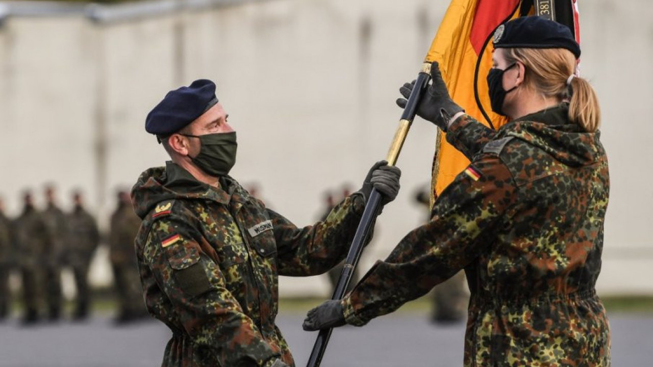 SPREČEN TERORIZAM Mačetom hteo da seče vojnike u srcu Evrope