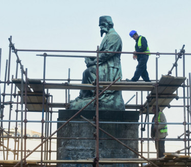 СКЛОЊЕН ПОСЛЕ 85 ГОДИНА Креће рестаурација Вуковог споменика