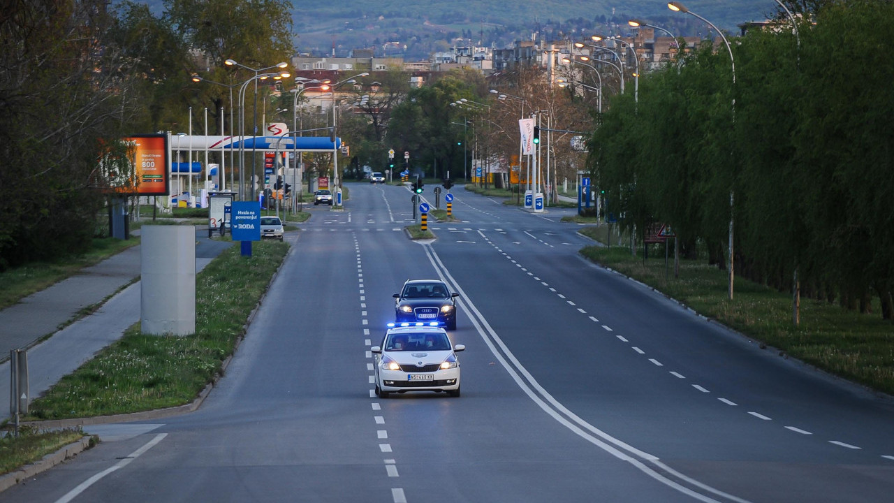 RAZBIJALI PROZORE DA IZVUKU DECU: Prevrnut autobus pun đaka