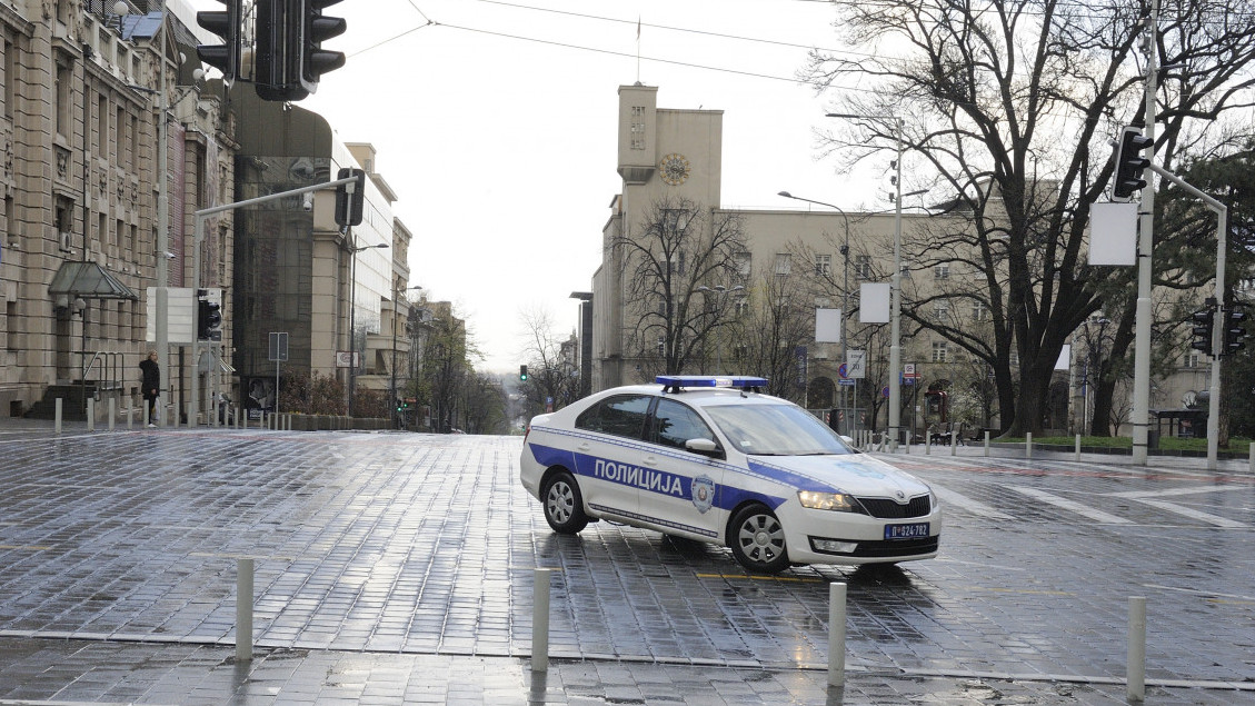 NEZGODA U CENTRU BEOGRADA: Automobil uleteo u izlog (FOTO)