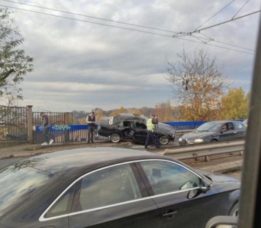 НЕЗГОДА НА ПЛАВОМ МОСТУ: Аутомобил се насадио на ограду ФОТО