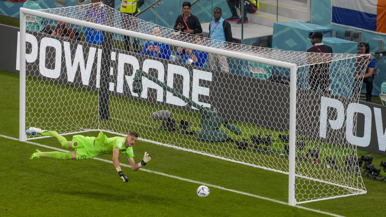 НЕВЕРОВАТНО: Молили су га да напусти фудбал, сада је јунак!