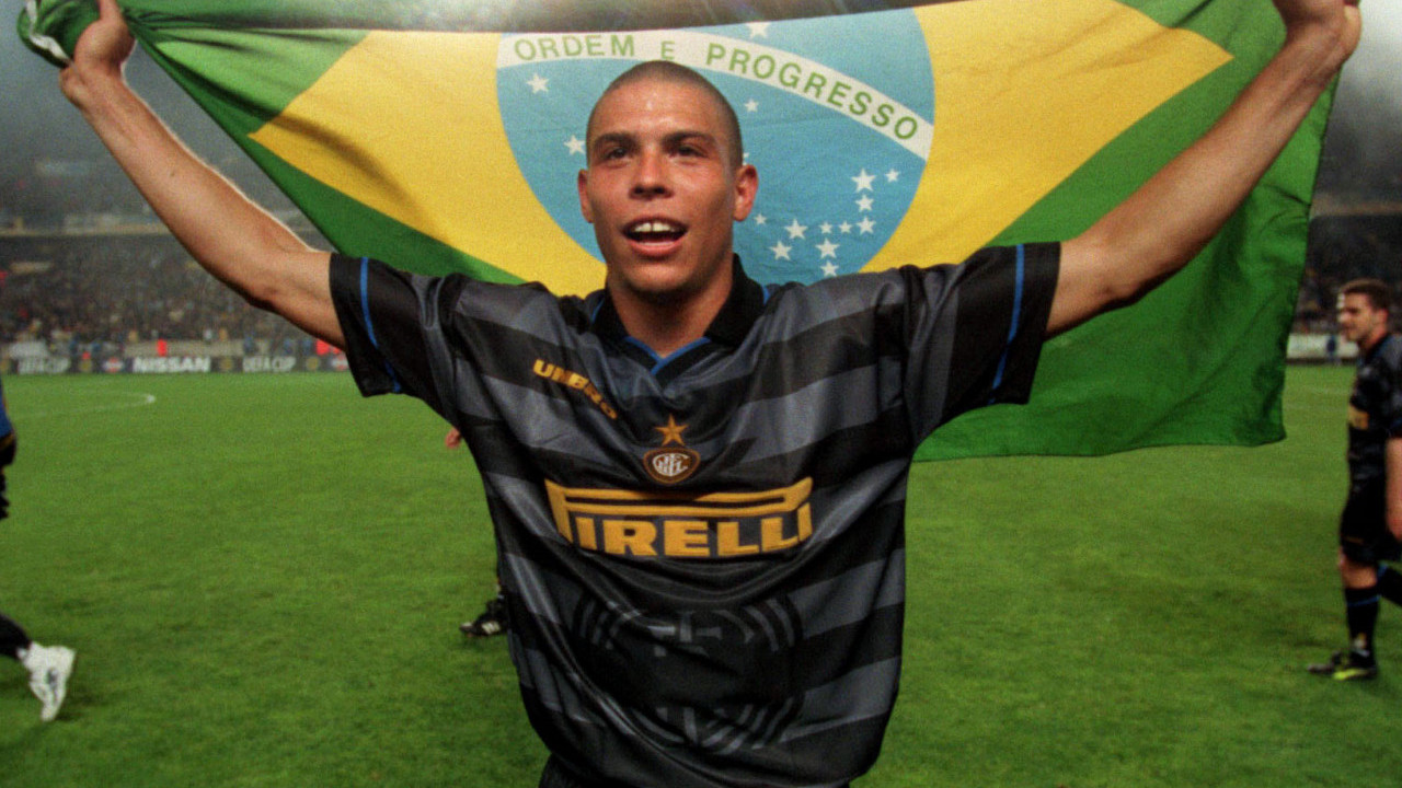 Роналдо пружио подршку Нејмару: Бразил те воли!