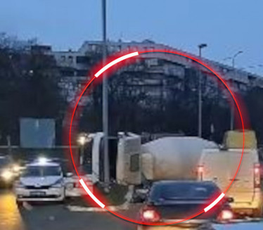 НЕЗГОДА У БГ: Преврнуо се камион на Медаковићу (ВИДЕО)