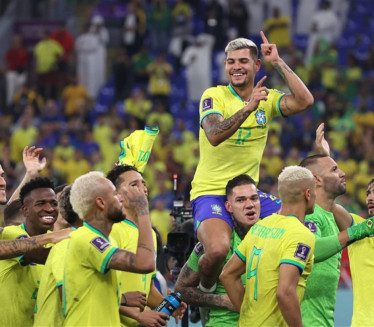КАКАВ ГЕСТ: Играчи Бразила пружили подршку Пелеу