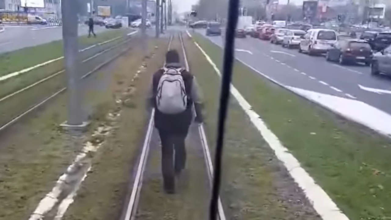 KORISNICI MREŽA BESNI: Bahati čovek ometa tramvaj (VIDEO)