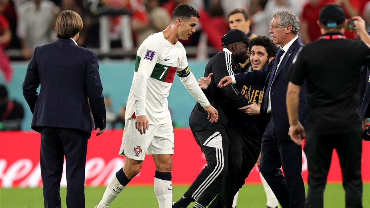 MALI U PORAZU: Ronaldo plakao, pa odgurnuo navijača (VIDEO)