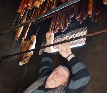 ЛОПОВИ НЕ БИРАЈУ: У Лозници покрадено пола тоне сувог меса