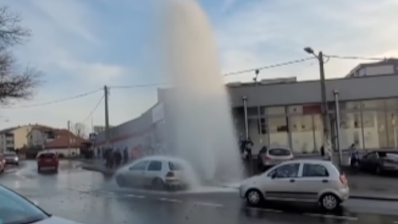 ГЕЈЗИР У ЖАРКОВУ: Вода шикља на све стране (ВИДЕО)