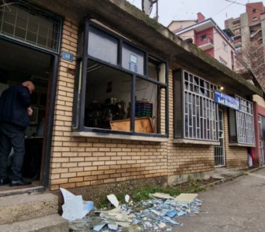 "PODMUKLI NAPAD": Oštećena srpska imovina u Mitrovici