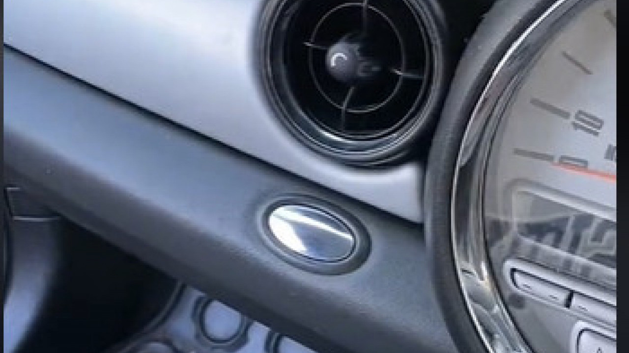 После две године открила "тајну" преграду у ауту