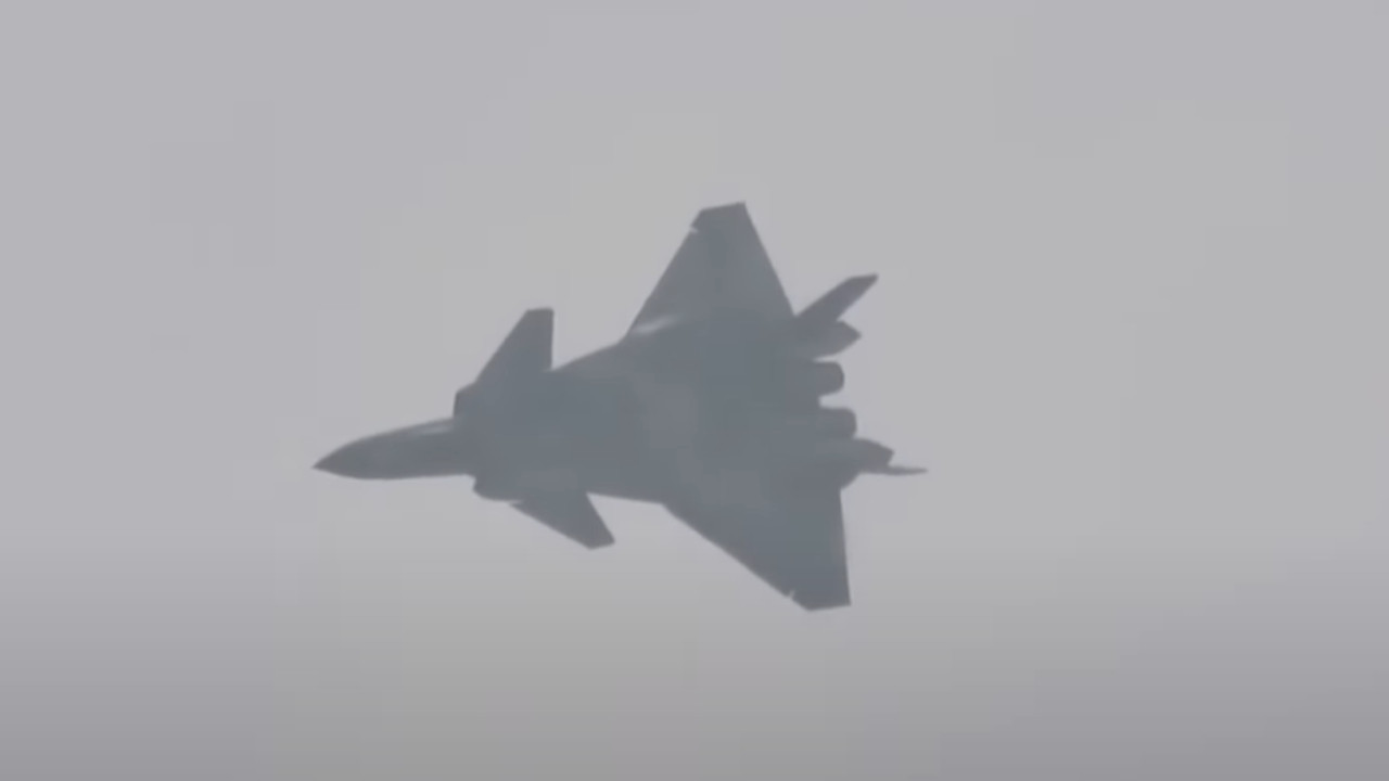 KONAČNO USLIKAN: Kineski nevidljivi borbeni avion j-20 (FOTO)