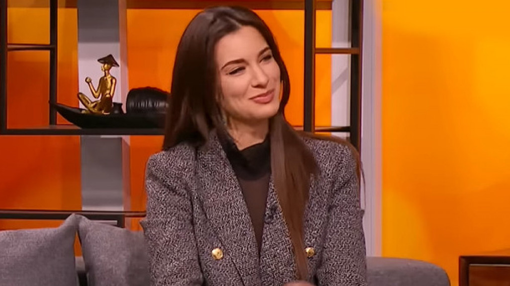 АТРАКТИВНА КОСЈЕРИНА: Провидна блуза и никад краћа сукња