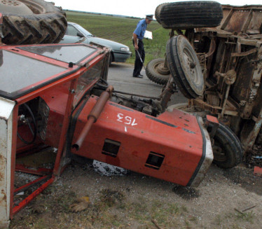 TRAGEDIJA KOD BLACA: U sudaru poginuo traktorista