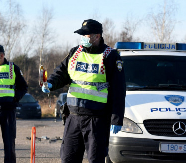 DRAMA U HRVATSKOJ: Vozač "Poršea" vukao policajca po putu