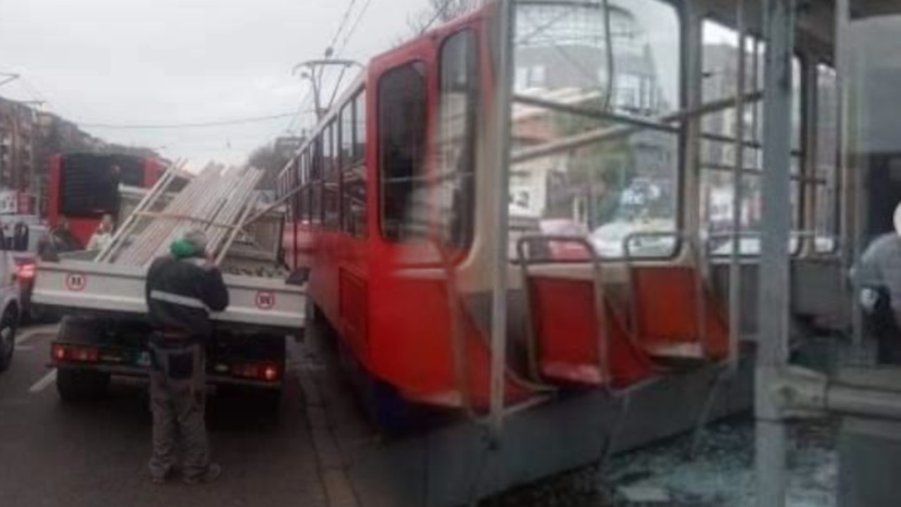 DVE OSOBE POVREĐENE U NEZGODI: Šipke probile tramvaj (FOTO)
