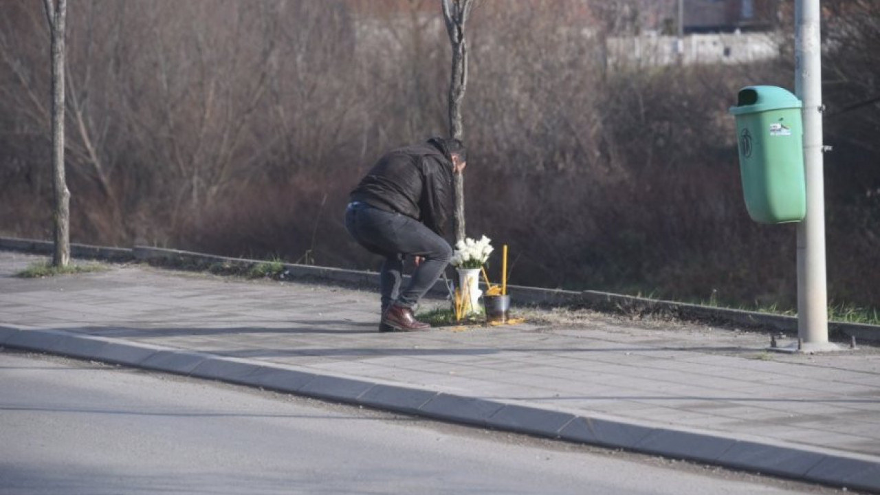 Obrenovčani pale sveće na mestu pogibije malog Maksima (10)