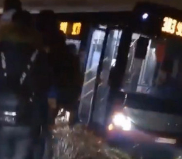 NEZGODA KOD VINČE: Autobus sleteo sa puta (VIDEO)