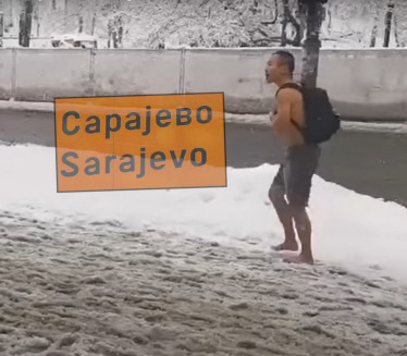 НИЈЕ МУ ХЛАДНО?! Полуго шетао по снегу кроз Сарајево (ВИДЕО)