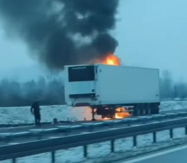 POŽAR NA AUTOPUTU: Zapalila se prikolica kamiona (VIDEO)