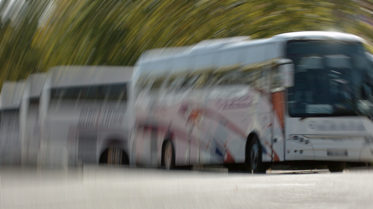 POVREĐENO DESETORO DECE: Sudar autobusa i automobila u Šapcu