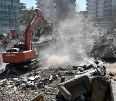 ТУРСКА ЗАВИЈЕНА У ЦРНО: Скоро 50.000 погинулих у земљотресу