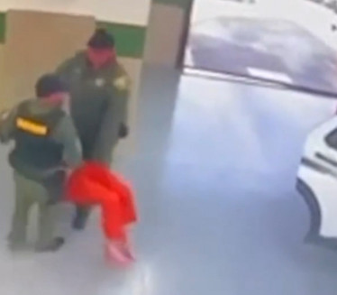 BRUTALNOST POLICIJE: Iživljavali se nad zatvorenikom (VIDEO)