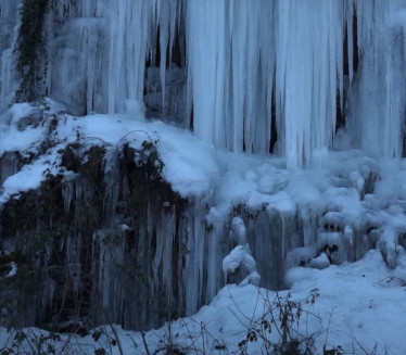 LEDENA ATRAKCIJA: Nestvarne slike zime u Ivanjici (VIDEO)