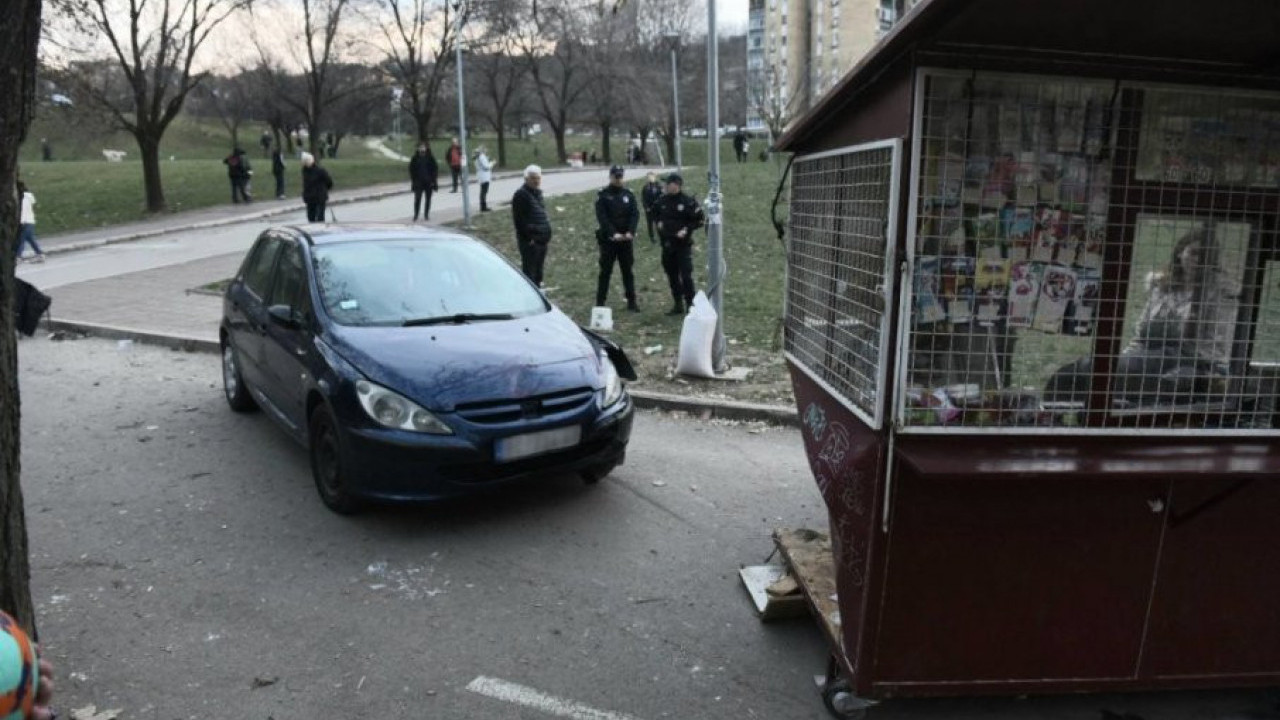 NIJE POVUČENA RUČNA? Povređeno dete (4), auto uleteo u park