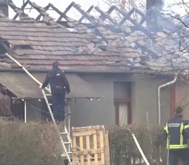 ИЗГОРЕО КРОВ: Ватра захватила породичну кућу у Крушевцу ФОТО
