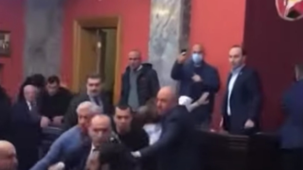 ТУЧА У ПАРЛАМЕНТУ: Хаос након расправе о закону (ВИДЕО)