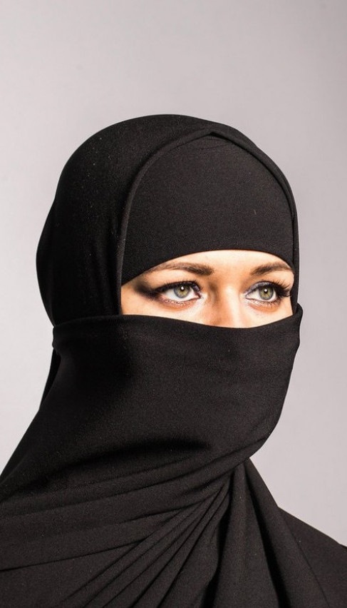 Шта носе жене муслиманске вероисповести испод одеће - бурке?