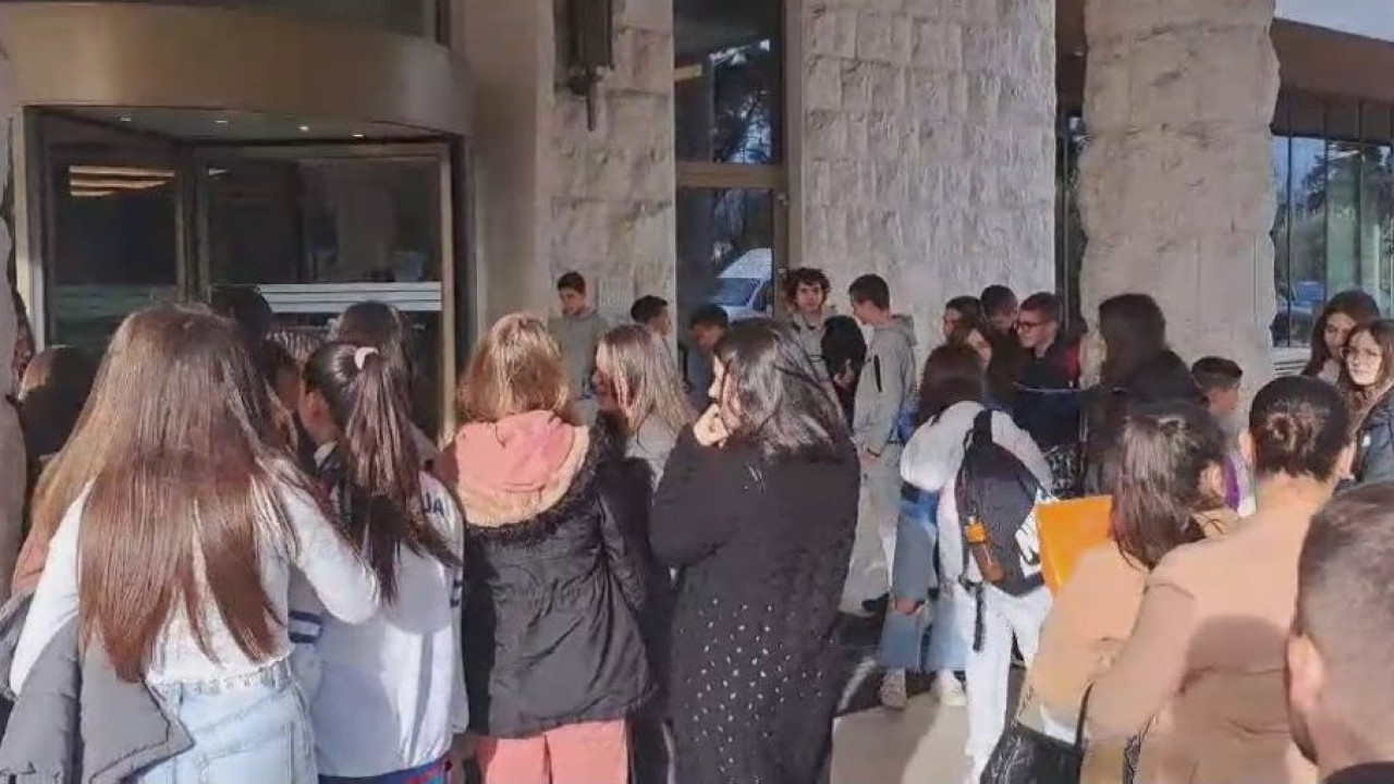 DOČEK ISPRED HOTELA: Navijači čekaju satima reprezentativce