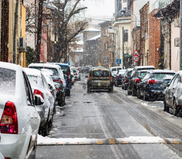 БАБА МАРТА СЕ НЕ ШАЛИ После јаког ветра, пао снег у Београду