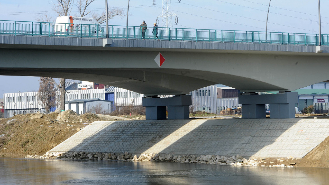 SPAŠENA DEVOJČICA IZ REKE (15): Skočila s mosta u Dunav