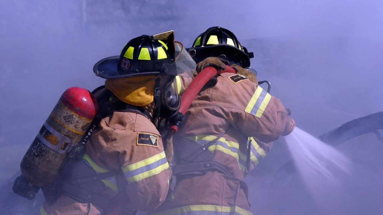 БУКТИЊА ГУТА АУТОБУС: Ватрогасци у Нишу се боре са пламеном