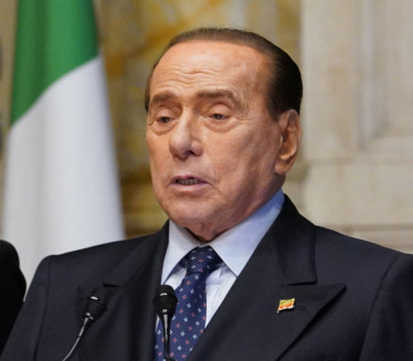 НАПУСТИО ИНТЕНЗИВНУ НЕГУ: Берлускони и даље хоспитализован