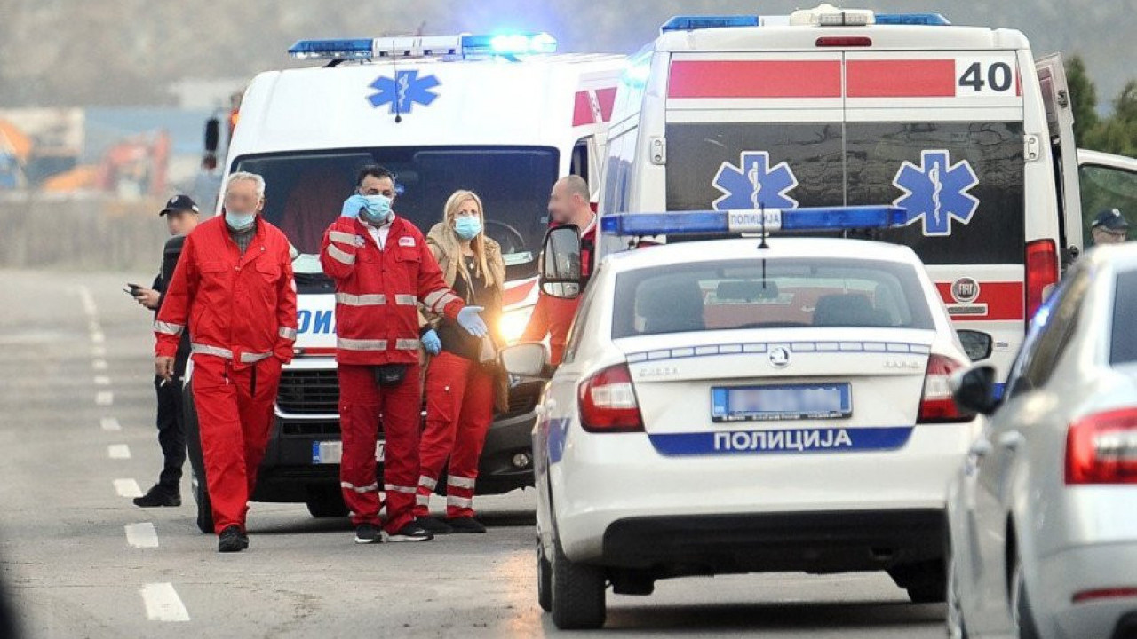 TEŠKA SAOBRAĆAJKA: U Rakovici se sudarili autobus i auto